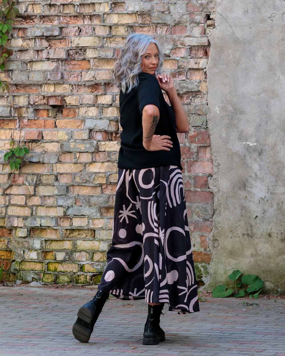 Skirt in Cotton "Black with Abstract Stripes"