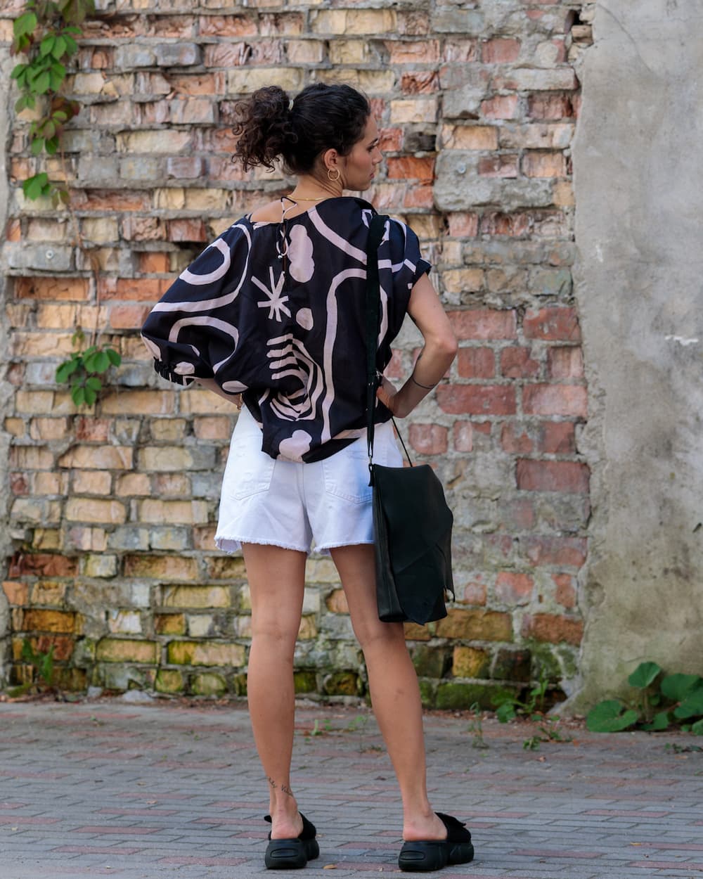 Top in Cotton "Black with Abstract Stripes"