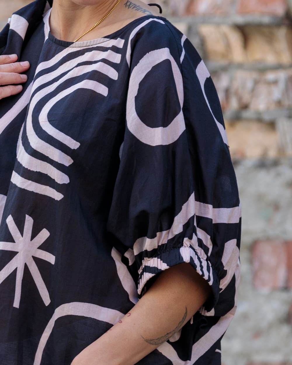 Top in Cotton "Black with Abstract Stripes"